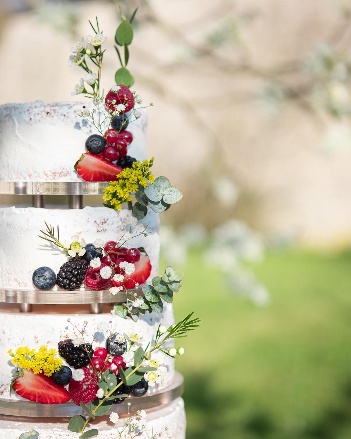 Pièce montée de mariage décorée de fruits et de fleurs