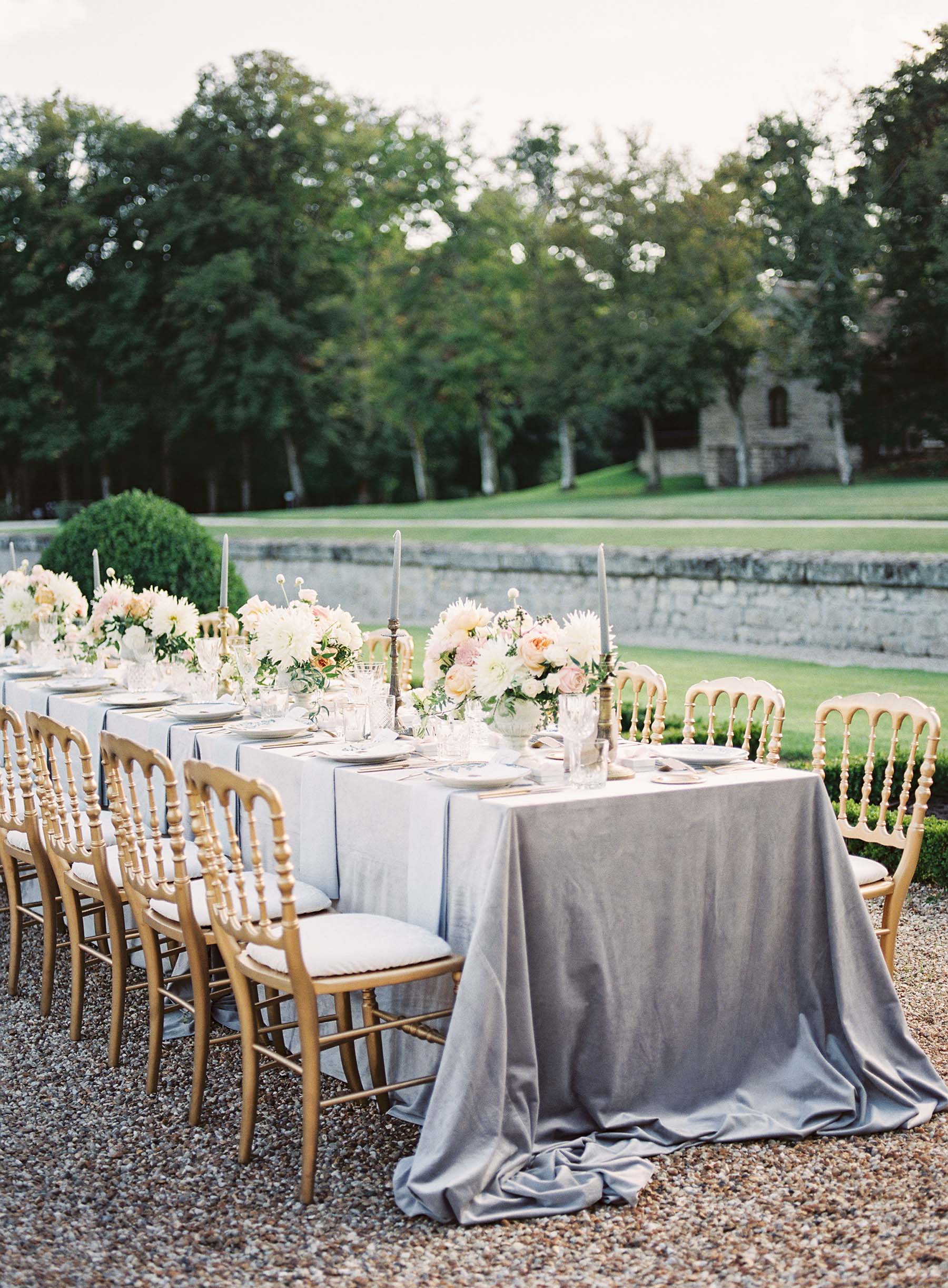 Table de dîner de mariage dans le parc d'un château