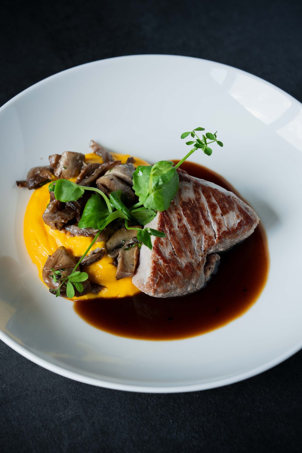 Plat de dîner assis, veau, champignons et purée de courge, par MG Réception
